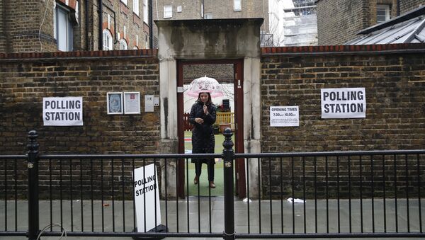 A woman leaves a polling station in London, Thursday, 12 December 2019 - Sputnik International