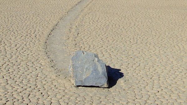 A sailing stone in Racetrack Playa - Sputnik International