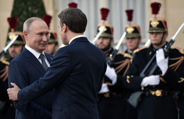 Russian President Vladimir Putin and French counterpart Emmanuel Macron during the official ceremony at the Elysee Palace. - Sputnik International