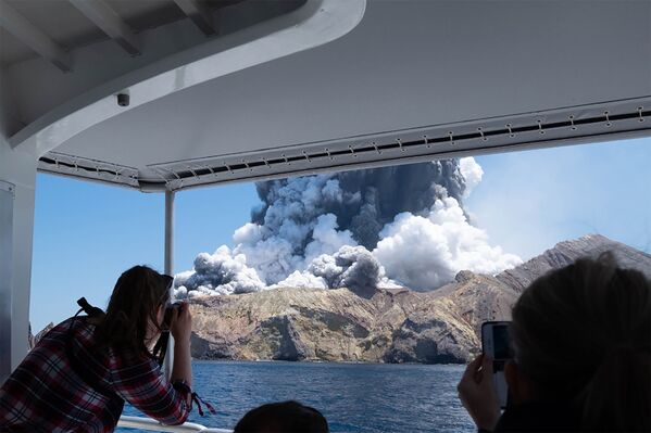 This photo courtesy of Michael Schade shows the volcano on New Zealand's White Island spewing steam and ash moments after it erupted on December 9, 2019 - Sputnik International