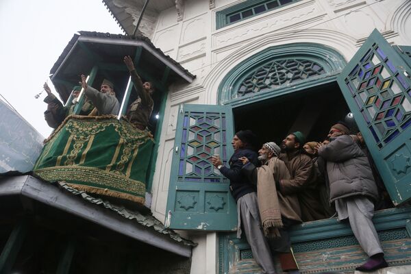 Kashmiri Muslim devotees pray as a priest displays a relic of Sufi saint Sheikh Syed Abdul Qadir Jeelani outside his shrine in Srinagar, Indian controlled Kashmir, Monday, Dec. 9, 2019 - Sputnik International