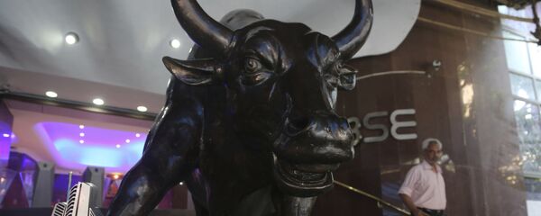 A man walks near the bronze statue of a bull outside the Bombay Stock Exchange (BSE) in Mumbai, India, Thursday, Oct. 4, 2018 A man walks near the bronze statue of a bull outside the Bombay Stock Exchange (BSE) in Mumbai, India, Thursday, Oct. 4, 2018 - Sputnik International
