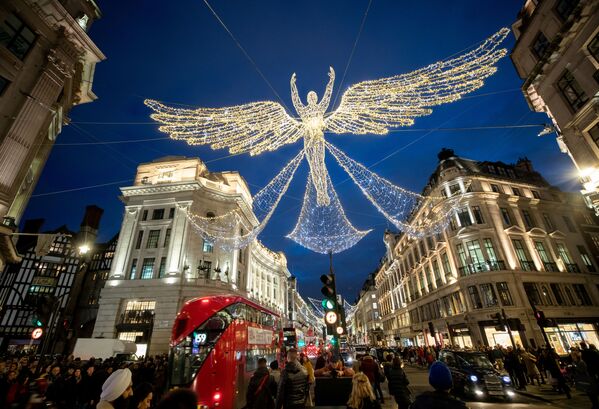 Shoppers make their way as Christmas lights illuminate Regent Street in London, Britain, December 7, 2019 - Sputnik International
