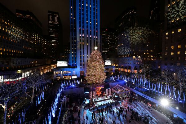 People watch the lighting of The Rockefeller Center Christmas Tree in New York City, US, December 4, 2019 - Sputnik International