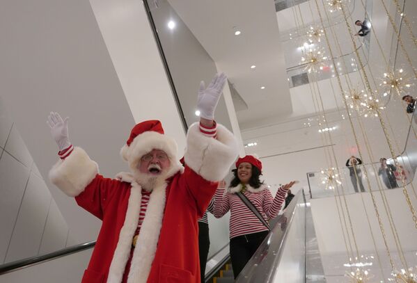 Santa Claus arrives down the escalator at New York City's first-ever women's Nordstrom that spans seven stories on November 27, 2019 in New York City - Sputnik International