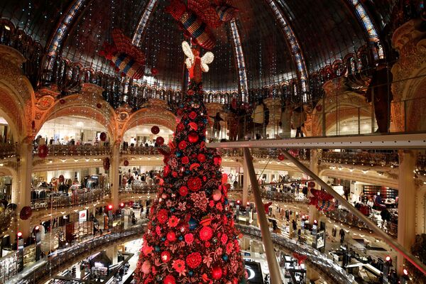 A giant Christmas tree stands on the day the Galeries Lafayette department store lights were switched on for the festive season in Paris, France, November 21, 2019 - Sputnik International
