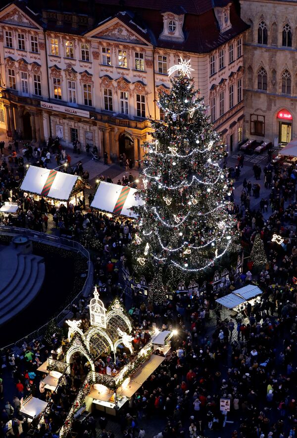 A Christmas tree is illuminated as people visit the traditional Christmas market at the Old Town Square in Prague, Czech Republic, December 1, 2019 - Sputnik International