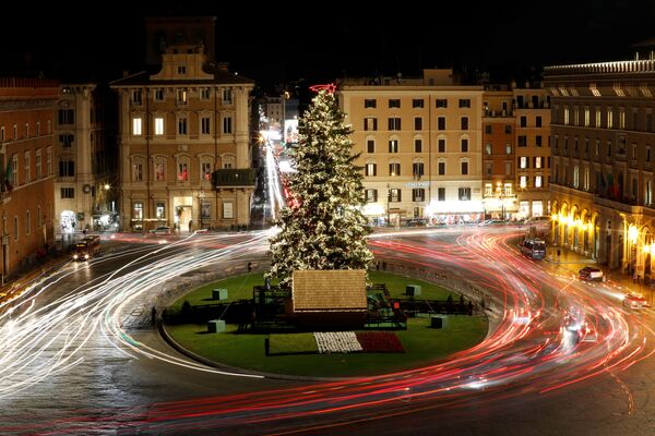 Cars pass around a decorated Christmas tree at Piazza Venezia in Rome, Italy December 11, 2019. Picture taken with long exposure - Sputnik International