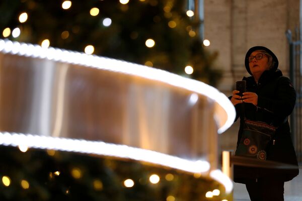 A woman takes a picture of a decorated Christmas tree at Galleria Colonna in Rome, Italy December 11, 2019 - Sputnik International