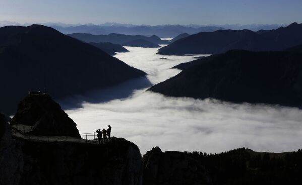 Hikers enjoy the view over the mist in the valleys of the Alps mountains from the top of Wendelstein mountain (1,838 metres) near Bayrischzell, southern Germany, on 25 October 2012. - Sputnik International