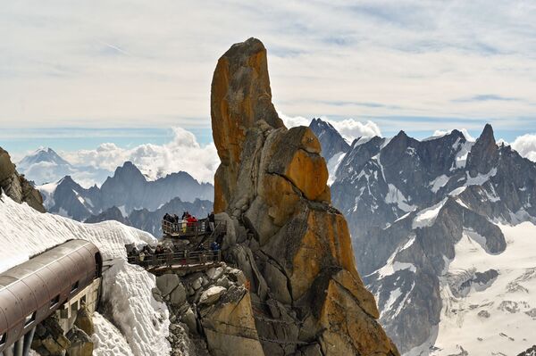 Tourists take in a view of the 'Vallee Blanche' (White valley) from 'Aguille du Midi peak on 20 July 2019, in the Mont Blanc range near Chamonix, in the French Alps, eastern France.  - Sputnik International