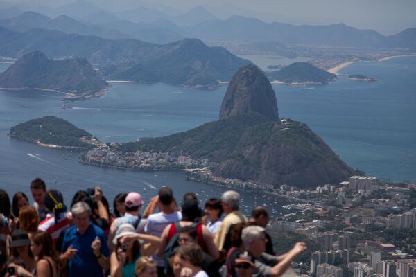 Tourists enjoy the view of Rio's landmark Sugarloaf mountain from Corcovado mountain, in Rio de Janeiro, Brazil on October 10, 2011.  - Sputnik International