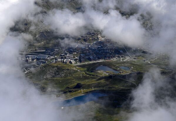 View of Val Thorens ski resort (L), in the French Alps, from  Cоme Caron 3195 m the high panorama view point on 10 August 2018, during the summer holidays.  - Sputnik International