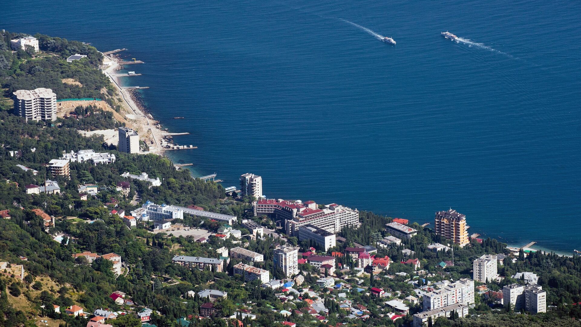 View of the Black Sea shore and the Miskhor village from Ai-Petri Mountain in Crimea - Sputnik International, 1920, 26.02.2021