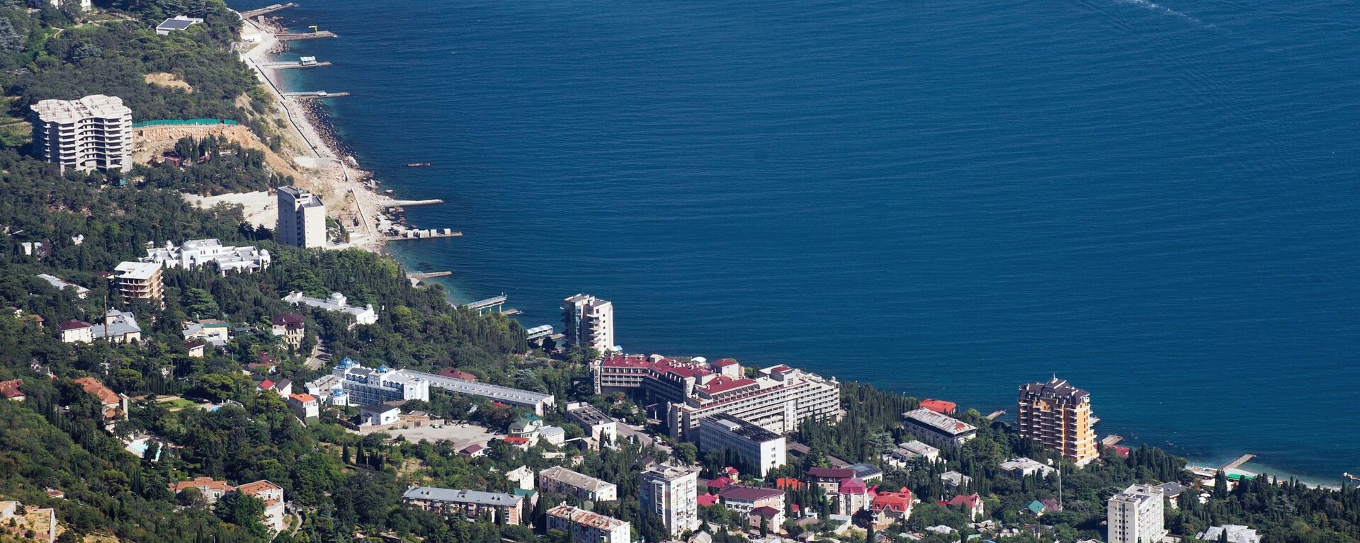 View of the Black Sea shore and the Miskhor village from Ai-Petri Mountain in Crimea - Sputnik International, 1920, 22.04.2021