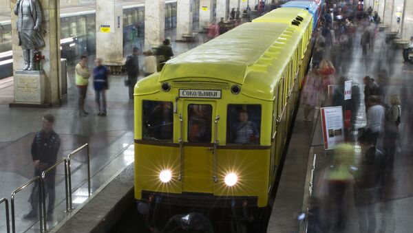 People come to have a look at Soviet-era vintage subway cars parked in the Partizanskaya subway station in Moscow, Russia, Friday, May 15, 2015.  - Sputnik International