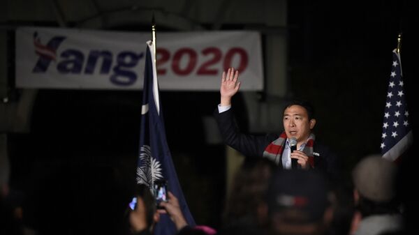 Democratic presidential hopeful Andrew Yang addresses a rally crowd at a campaign event on Friday, Nov. 22, 2019, in Rock Hill, S.C. - Sputnik International