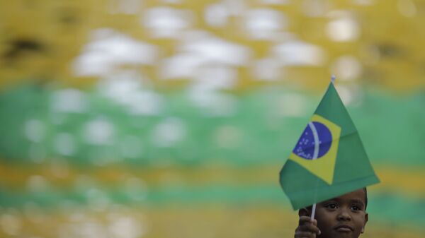 Child Waves a Brazilian Flag - Sputnik International
