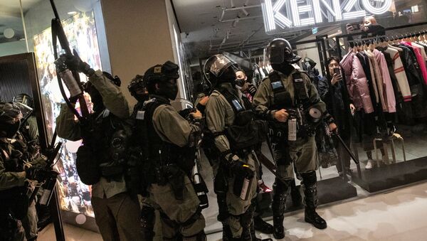 A police officer inside a mall, in Hong Kong - Sputnik International