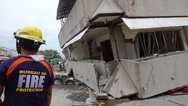 Rescuers near a collapsed building in Padada, Davao del Sur province, southern Philippines - Sputnik International