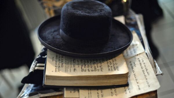View of a hat and the Torah  - Sputnik International