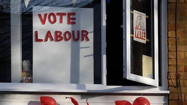 Political election campaign messages and burst balloons are seen at a house in the same street where Labour party leader Jeremy Corbyn lives, in London, Britain, December 14, 2019 - Sputnik International