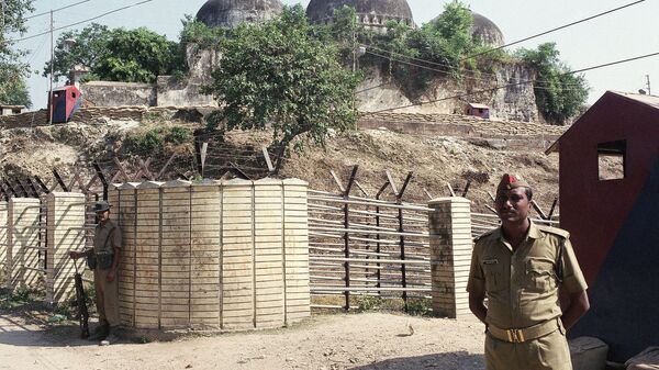 FILE - In this 29 October 1990 file photo, Indian security officers guard the Babri Mosque in Ayodhya, closing off the disputed site, claimed by Muslims and Hindus. - Sputnik International