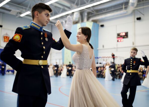 Can I Have This Dance? Cadets Waltz at New Year's Ball - Sputnik International