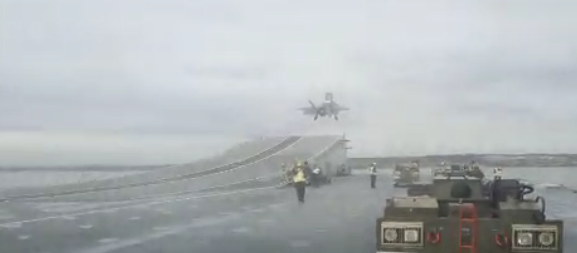An F-35B takes off from the HMS Queen Elizabeth for the first time - Sputnik International, 1920, 16.12.2019