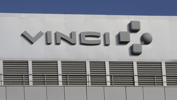 The logo of French concessions and construction company Vinci SA - Sputnik International
