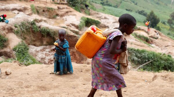 A girl carries a container of water at a coltan mine in Kamatare, Masisi territory, North Kivu Province of Democratic Republic of Congo - Sputnik International