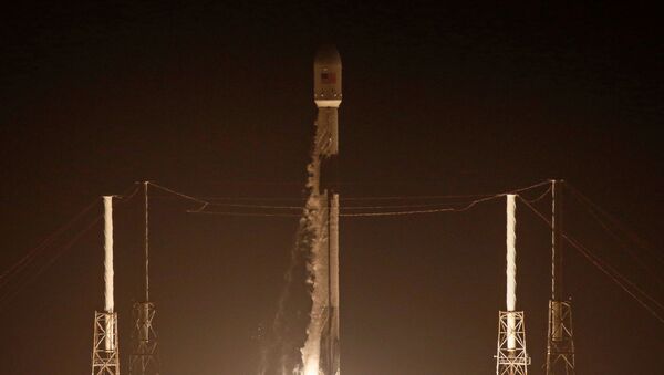 A SpaceX Falcon 9 rocket with the JCSAT 18/Kacific 1 communications satellite - Sputnik International