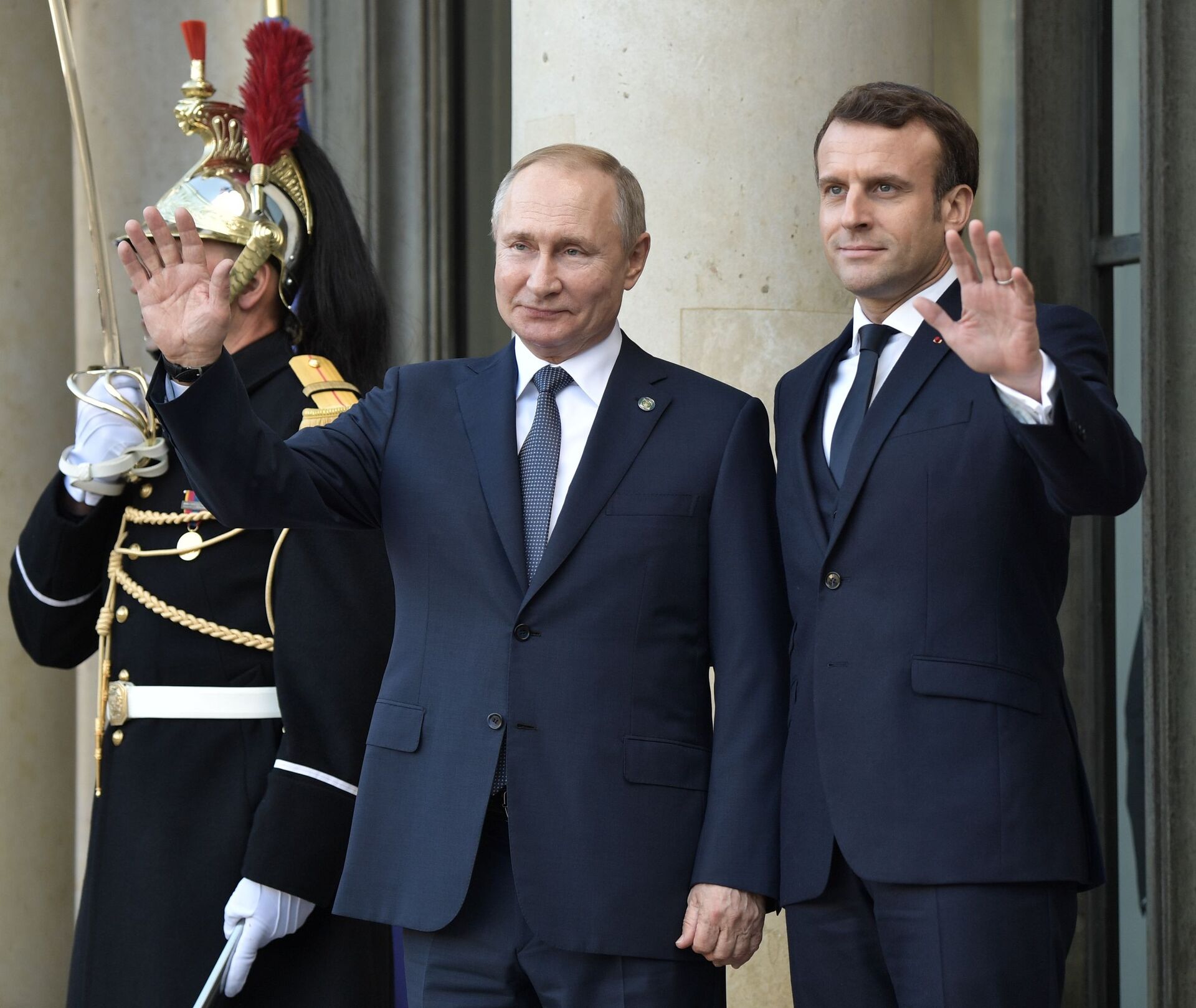Russian President Vladimir Putin and French counterpart Emmanuel Macron during the official ceremony at the Elysee Palace on 9 December 2019 - Sputnik International, 1920, 09.02.2022