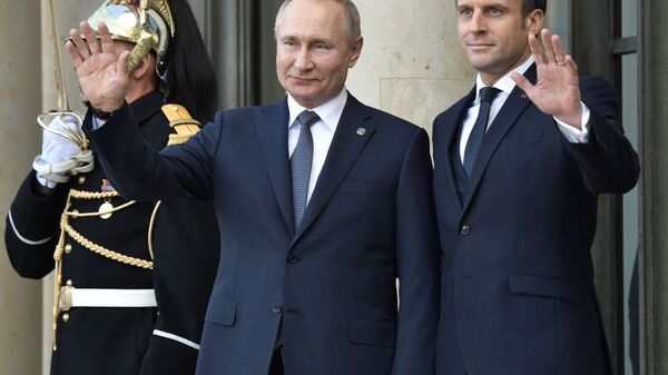 Russian President Vladimir Putin and French counterpart Emmanuel Macron during the official ceremony at the Elysee Palace on 9 December 2019 - Sputnik International