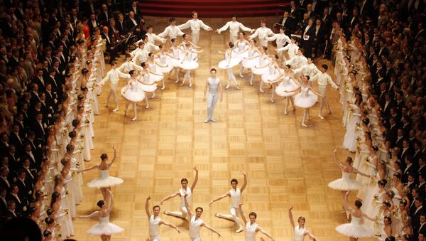 Dancers of the opera ballet perform during the opening of the traditional Opera Ball at the state opera in Vienna - Sputnik International