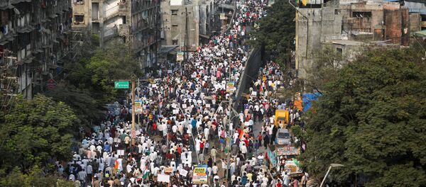 Demonstrators walk during a protest march against a new citizenship law, on the outskirts of Mumbai, India, December 18, 2019. REUTERS/Francis Mascarenhas - Sputnik International