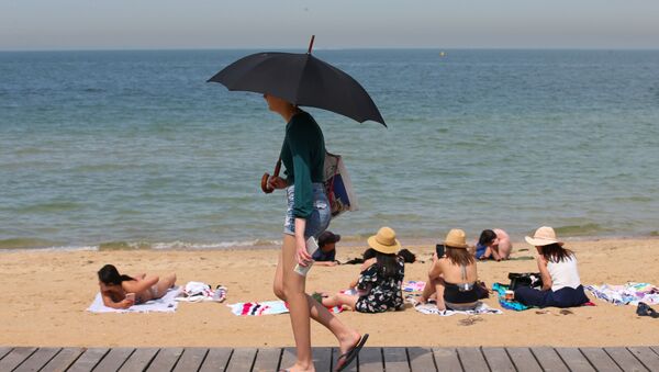 People flock to St Kilda beach as a heat wave sweeps across Victoria, Australia, December 18, 2019. AAP Image/David Crosling/via REUTERS ATTENTION EDITORS - THIS IMAGE WAS PROVIDED BY A THIRD PARTY. NO RESALES. NO ARCHIVE. AUSTRALIA OUT. NEW ZEALAND OUT. NO COMMERCIAL OR EDITORIAL SALES IN NEW ZEALAND. NO COMMERCIAL OR EDITORIAL SALES IN AUSTRALIA. - Sputnik International