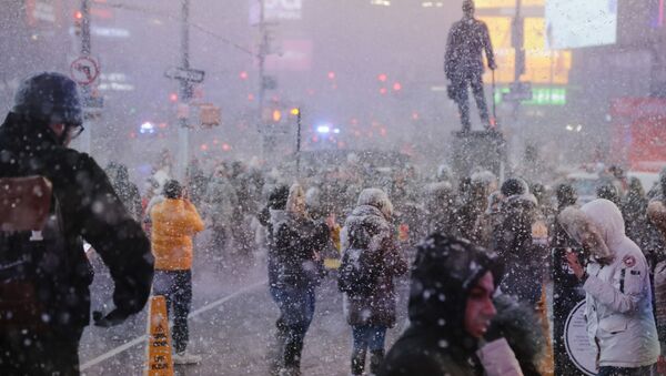 Pedestrians observe a snow squall in Times Square Wednesday, Dec. 18, 2019, in New York. (AP Photo/Frank Franklin II) - Sputnik International