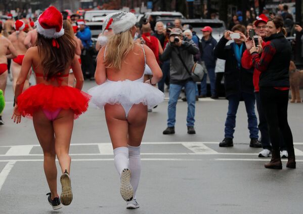 Santa, Baby! Ladies Show Off Their Kris Kringle Outfits - Sputnik International