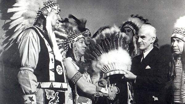 Ceremony of transfer of headgear of honorary Indian chief in New York, 1942 - Sputnik International