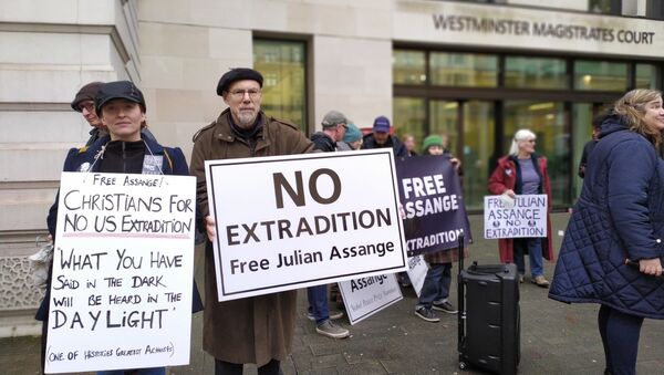 Supporters of Julian Assange hold placards outside Westminster Mags Court 19 December 2019 - Sputnik International
