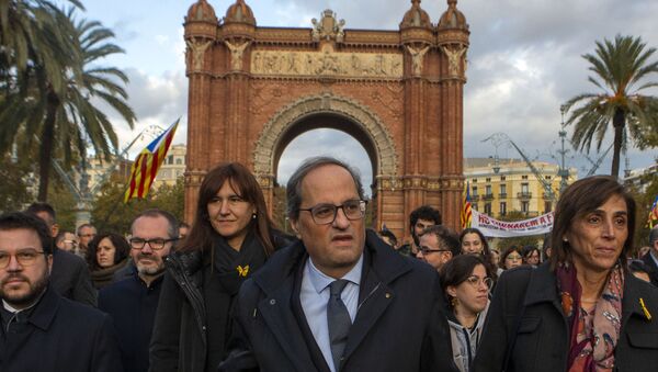 Catalan regional president Quim Torra, centre, arrives at the Catalonia's high court in Barcelona, Spain, Monday, Nov.18, 2019. The pro-independence regional president of Catalonia is standing trial for allegedly disobeying Spain's electoral board by not removing pro-secession symbols from public buildings during an election campaign. - Sputnik International