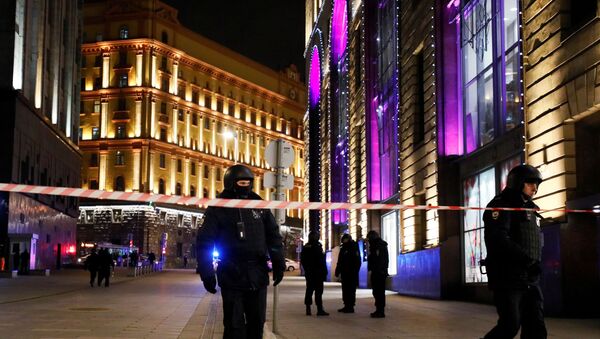 Security officers stand guard a street near the Federal Security Service (FSB) building after a shooting incident, in Moscow, Russia December 19, 2019. - Sputnik International
