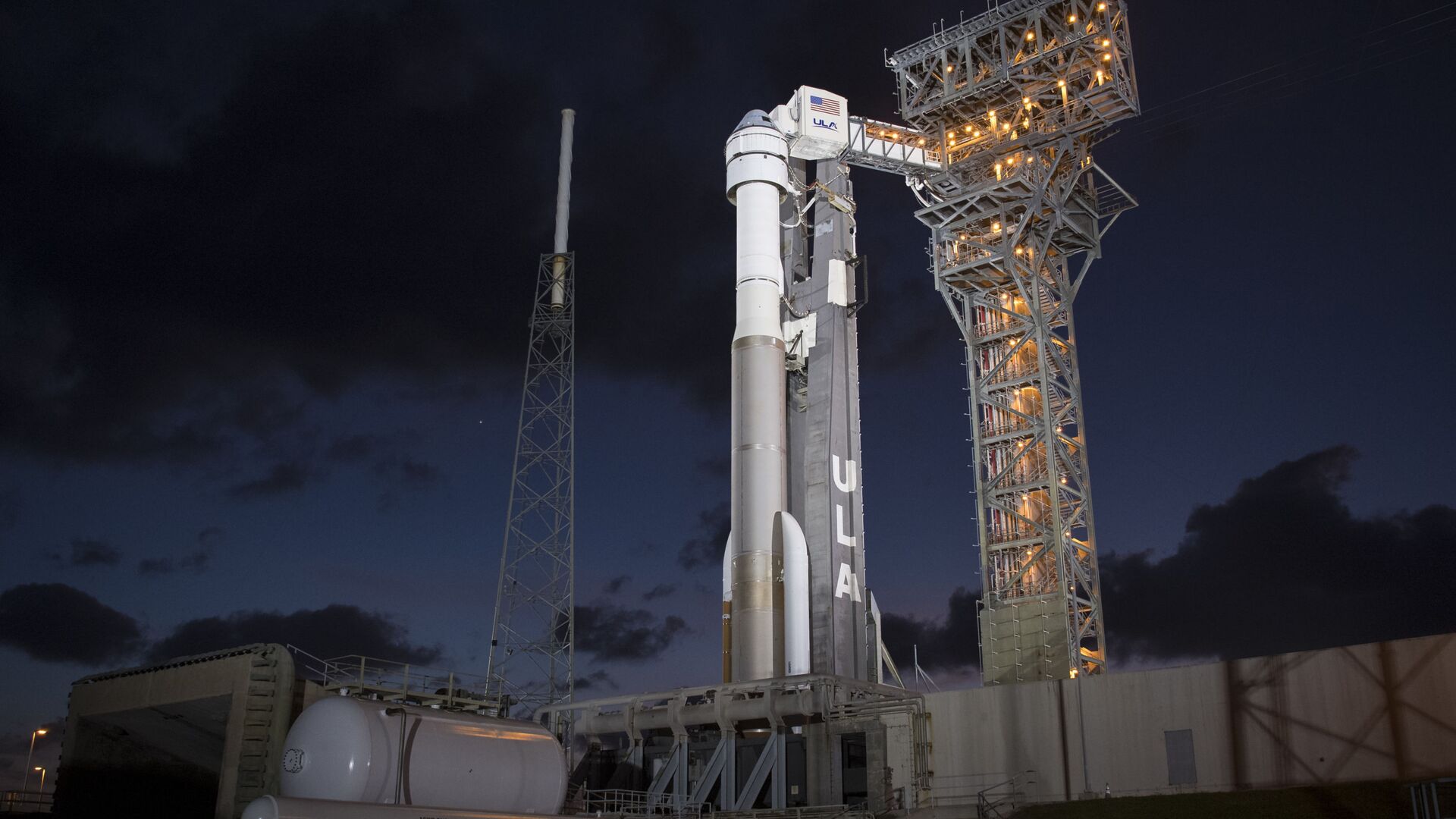 A United Launch Alliance Atlas V rocket with Boeing's CST-100 Starliner spacecraft onboard is seen illuminated by spotlights on the launch pad at Space Launch Complex 41 ahead of the Orbital Flight Test mission, Wednesday, Dec. 18, 2019 at Cape Canaveral Air Force Station in Florida - Sputnik International, 1920, 03.08.2021