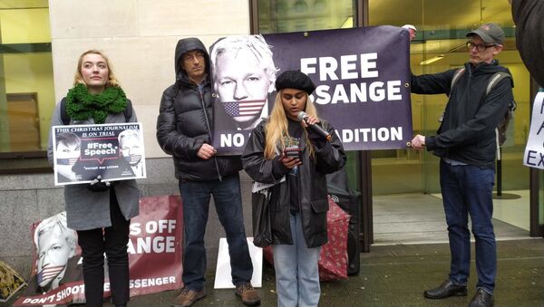 A girl reads out a poem by technologist Lauri Love, written in solidarity with Assange - Sputnik International