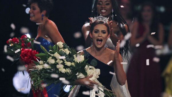 Camille Schrier, of Virginia, right, reacts after winning the Miss America competition at the Mohegan Sun casino in Uncasville, Connecticut, Thursday, 19 December 2019 - Sputnik International