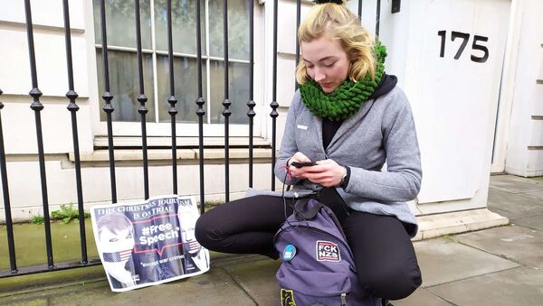 A student from Germany charges her phone having been outside court since 8 am. - Sputnik International