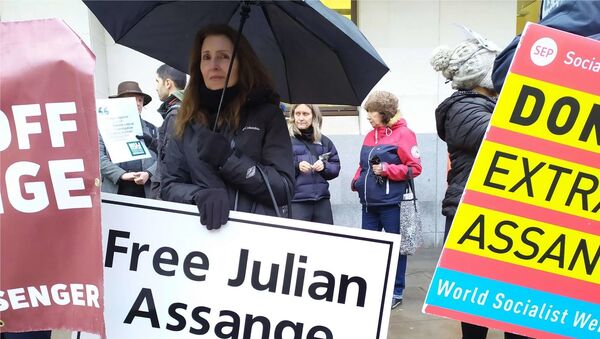 Assange supporters outside Westminster Magistrates' Court - Sputnik International