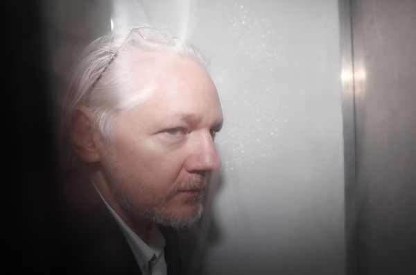 Rapper M.I.A Plans to Ask the Queen to Free Julian Assange - Sputnik International