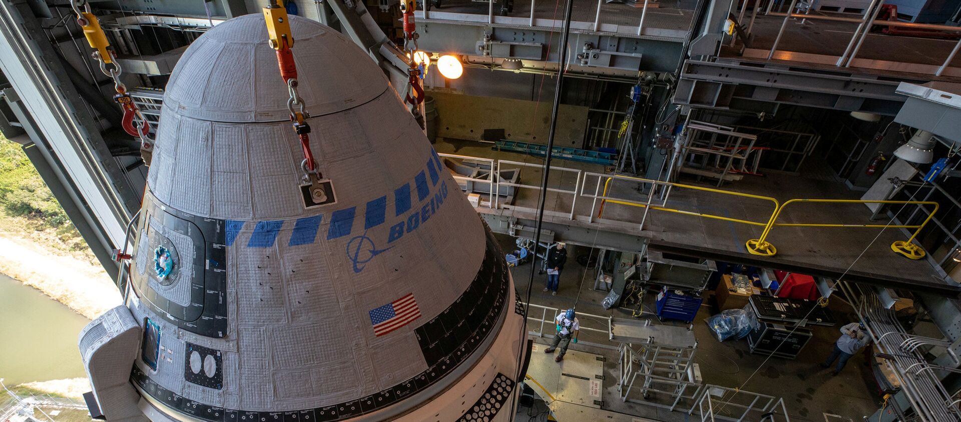 The Boeing CST-100 Starliner spacecraft is guided into position above a United Launch Alliance Atlas V rocket at the Vertical Integration Facility at Space Launch Complex 41 at Cape Canaveral Air Force Station, Florida, U.S. November 21, 2019. - Sputnik International, 1920, 22.12.2019
